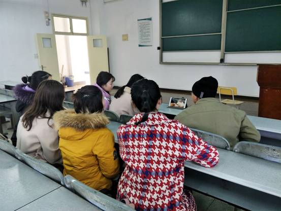 F:\党建\党支部\改革开放四十周年观看学习照片\在教室集中观看.png